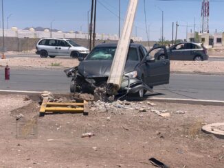 Conductora choca contra poste en avenida Equus 