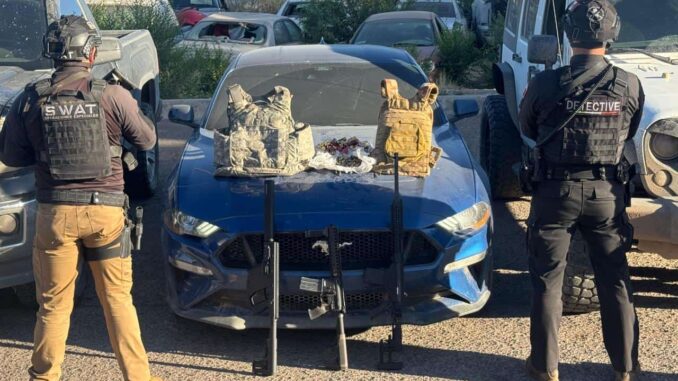 Aseguran tres vehículos con reporte de robo y armamento durante operativo en Namiquipa