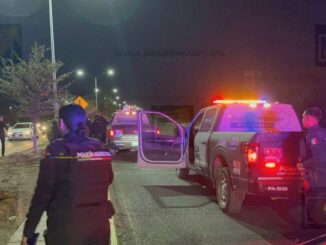 Detienen a dos sujetos en motocicleta tras intentar evadir a la policía y portar marihuana