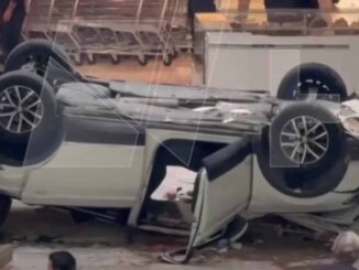 Auto cae desde tercer piso en Plaza Lilas; una mujer resulta herida