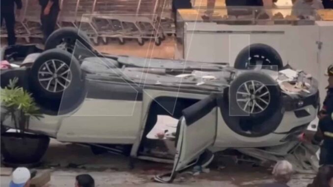 Auto cae desde tercer piso en Plaza Lilas; una mujer resulta herida