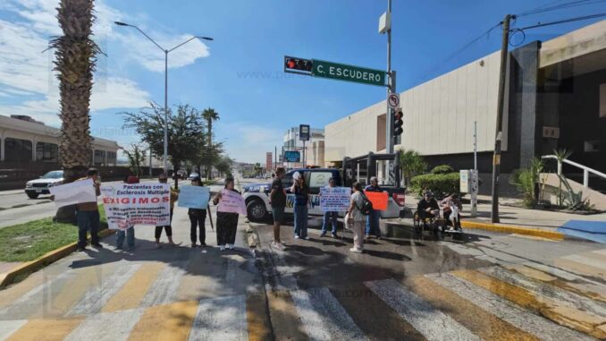 Pacientes con esclerosis múltiple bloquean vialidad para exigir medicamentos