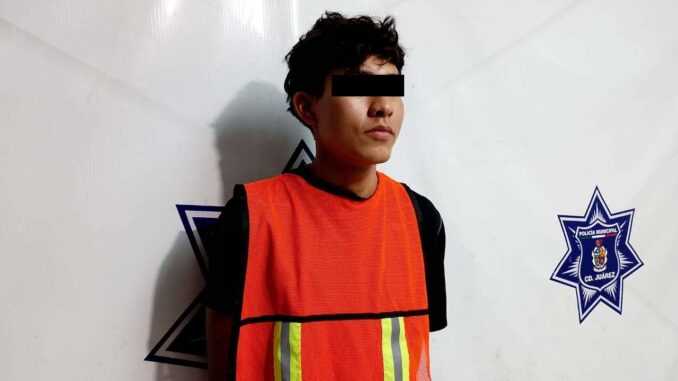 Detienen a hombre con vehículo robado