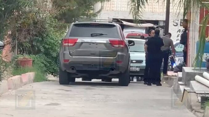 Abandonan vehículo tras disparos en colonia Santa Rosa