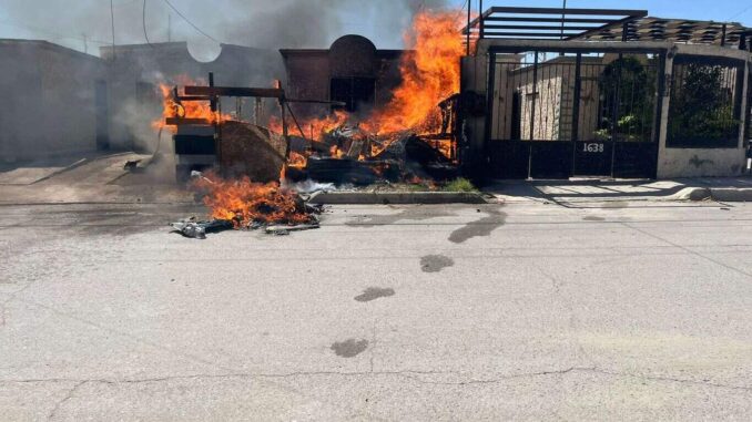 Rescatan a hombre de incendio en interior de vivienda