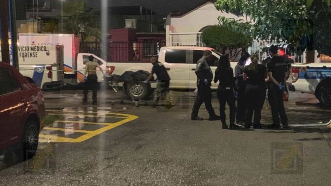 Encuentran a hombre sin vida atado a un árbol en la colonia Alamedas