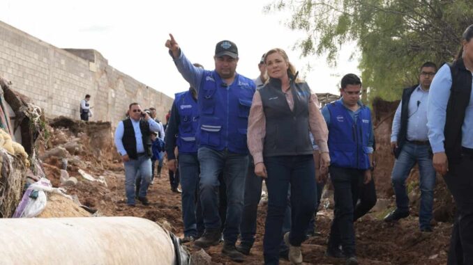 Maru Campos recorre colonias afectadas por lluvias en la ciudad de Chihuahua