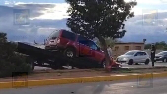 Se registra choque alcance con daños en la vialidad Sacramento