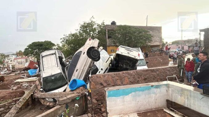 Autos y tumbas arrastrados por corriente en panteón municipal de El Porvenir tras fuerte lluvia