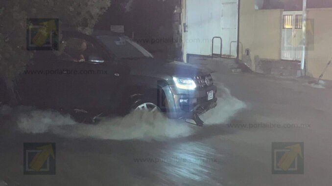 Corriente arrastra pick up en la calle 26; ocupantes fueron rescatados