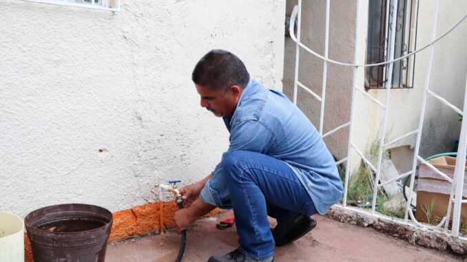 Acompaña Joss Vega a JMAS en recorrido de Chihuahua sin Fugas en colonia Panorámico