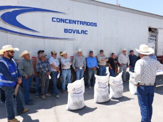 Entrega diputado Arturo Zubía apoyos al sector agrícola en Jiménez