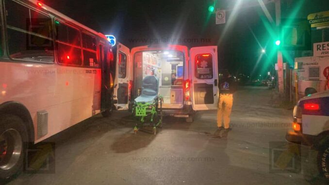 Colisionan ambulancia de URGE y camión urbano en cruce de la CH-P