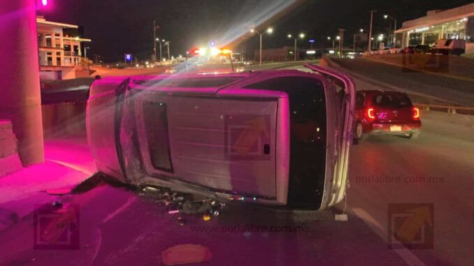 Abandonan camioneta tras chocar y volcar en el Juventud