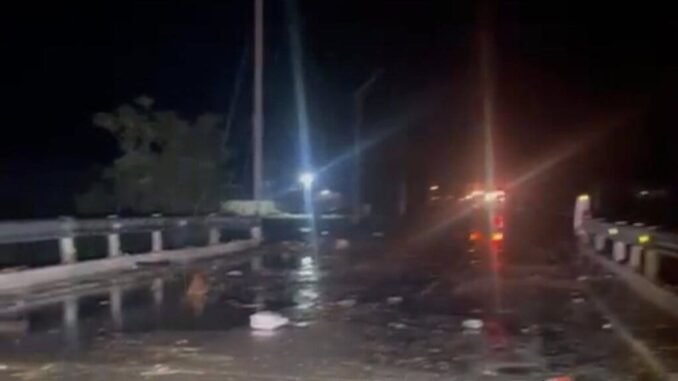 Desbordamiento de arroyo en Flores Magón obliga a evacuaciones y cierre de caminos