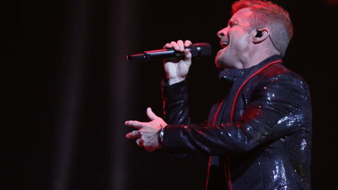 Miembro de Backstreet Boys demanda a policía por no evitar que turistas entren a su playa