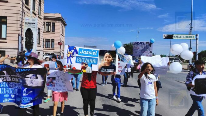 Exigen castigo ejemplar para padrastro de Jasiel durante protesta en Palacio de Gobierno