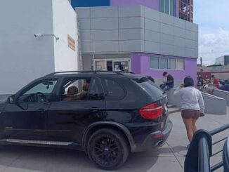 Ayudan policías a mujer en labor de parto, le abren paso hasta el hospital