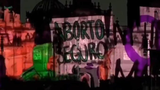 Critica Catedral Metropolitana de la CDMX uso de fachada en ‘Memoria Luminosa’