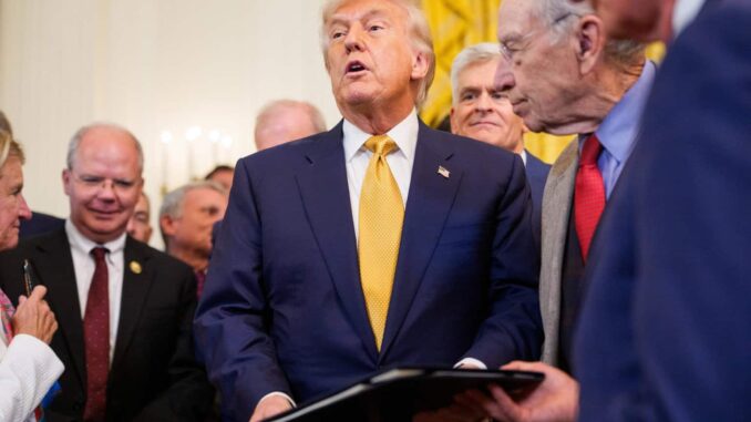 Trump ordena divulgar el testimonio del gran jurado que acusó formalmente a Epstein