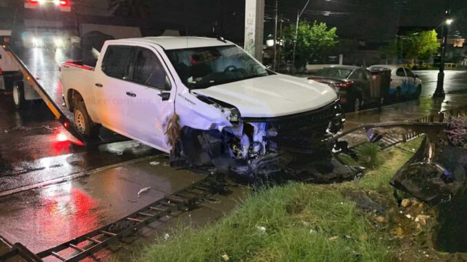 Aparatoso choque entre camioneta y sedán en el centro de la ciudad