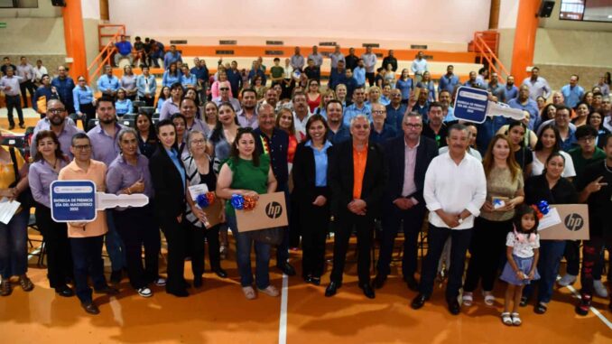 Entregan  premios del sorteo por Día del Magisterio 2025