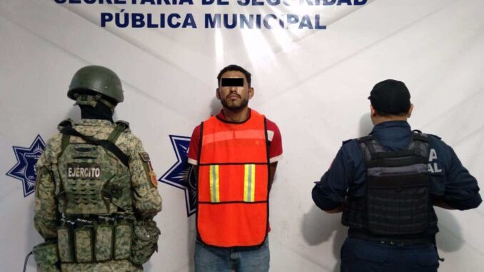 Detienen a hombre con orden de aprehensión