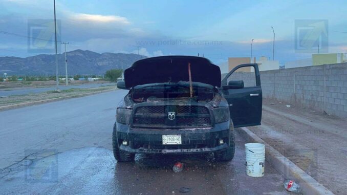 Arde camioneta cuando circulaba por avenida Equus