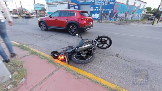 Motociclista sufre lesiones tras chocar contra camioneta en avenida Tecnológico