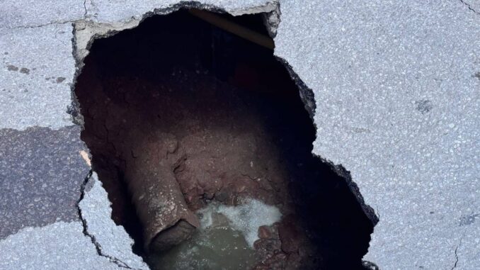 Aparece socavón en avenida De las Industrias; cierre entre Portugal y Juan Escutia