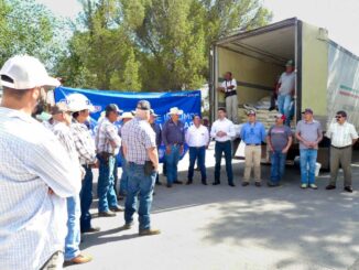 Entregan Saúl Mireles y Homero Luján maíz molido a productores de Anáhuac