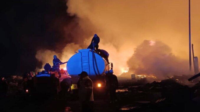 Controlan incendio en relleno sanitario de Neza, cerca del Bordo de Xochiaca