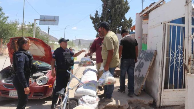 Apoyan policías municipales a afectados por lluvias en la colonia Fronteriza