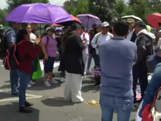 Trabajadores del IMSS Bienestar bloquean Reforma y Periférico ante la falta de insumos