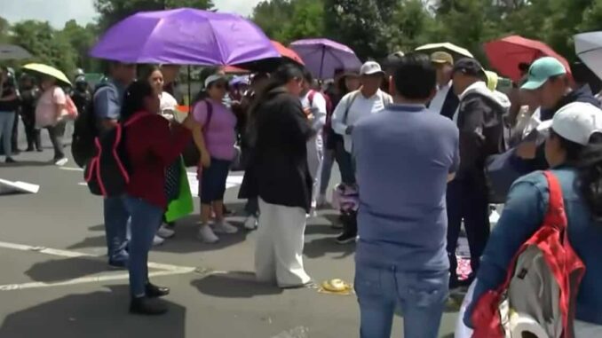 Trabajadores del IMSS Bienestar bloquean Reforma y Periférico ante la falta de insumos