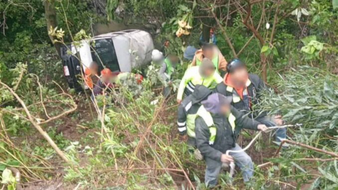 Cae vagoneta con 18 personas a barranco en la Álvaro Obregón, CDMX