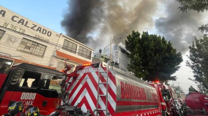 Fuerte incendio en una bodega de la colonia Morelos, CDMX