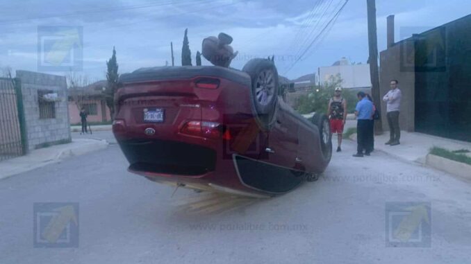 Se registra choque y volcadura en la colonia Revolución