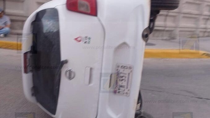 Vehículo termina volcado tras aparatoso choque en el Periférico de la Juventud