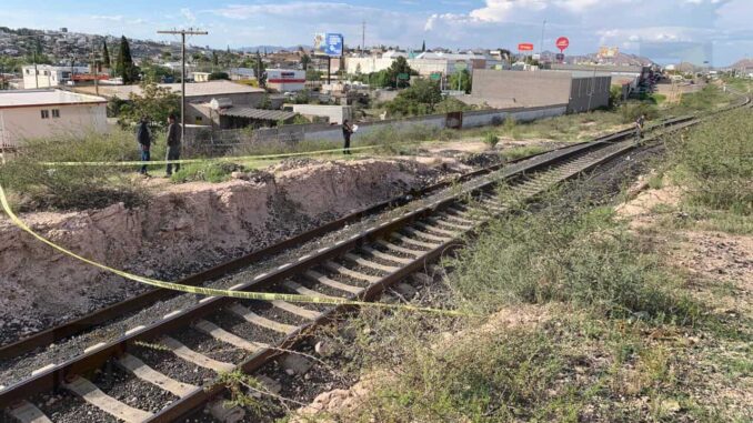 Hallan a hombre sin vida junto a las vías del tren