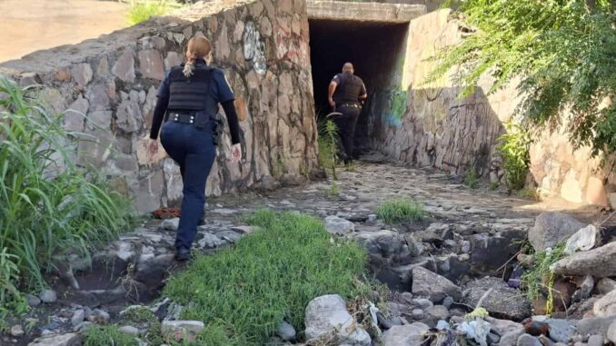 Patrulla Policía Municipal el canal Chuvíscar para descartar presencia de personas al interior