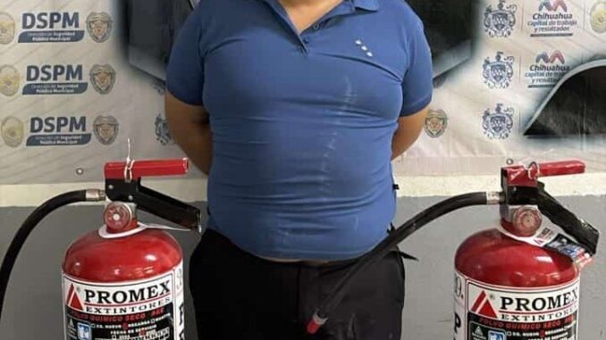 Presentan a guardia detenido por destrozar en cajeros de banco del Centro