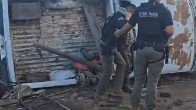 Auxilian a tres personas tras volcadura en Bocoyna