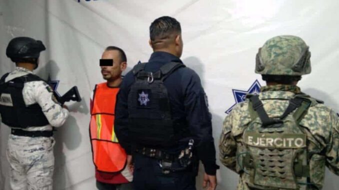 Detienen a hombre con orden de aprehensión