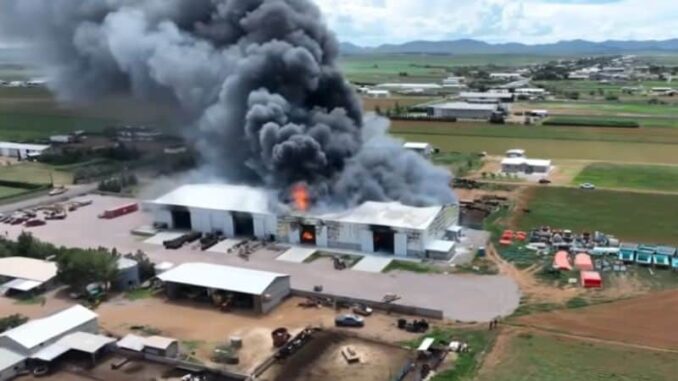 Se registra mega incendio en fábrica de albercas en campo menonita