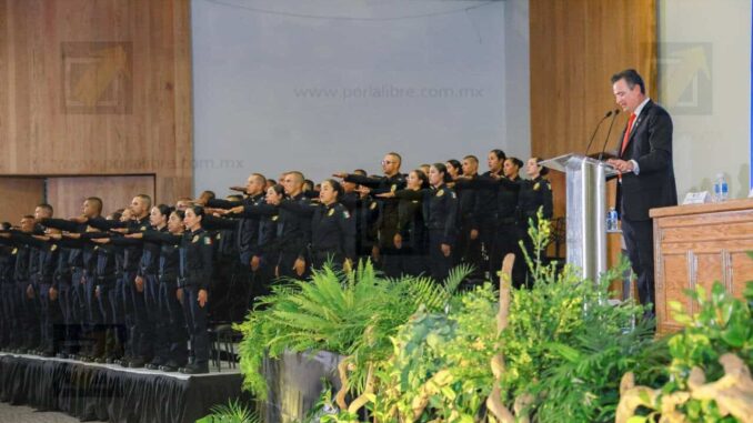 Se gradúa nueva generación de policías y bomberos