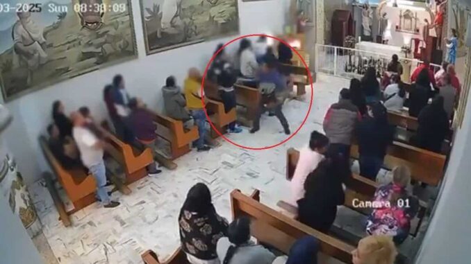 Sujeto intenta acuchillar a feligrés durante misa en La Paz, Edomex