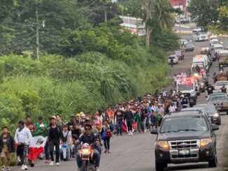 Caravana de 300 migrantes parte de Chiapas hacia la CDMX