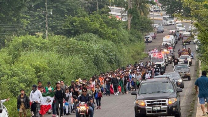 Caravana de 300 migrantes parte de Chiapas hacia la CDMX