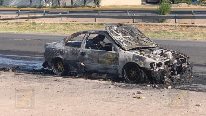 Vehículo se incendia por falla mecánica en cruce de Los Nogales y Sosa Vera